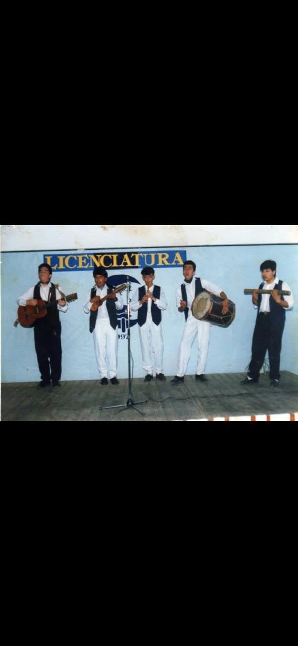 Músicos sobre un escenario.