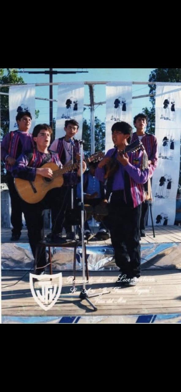 Grupo de músicos en una presentación al aire libre.