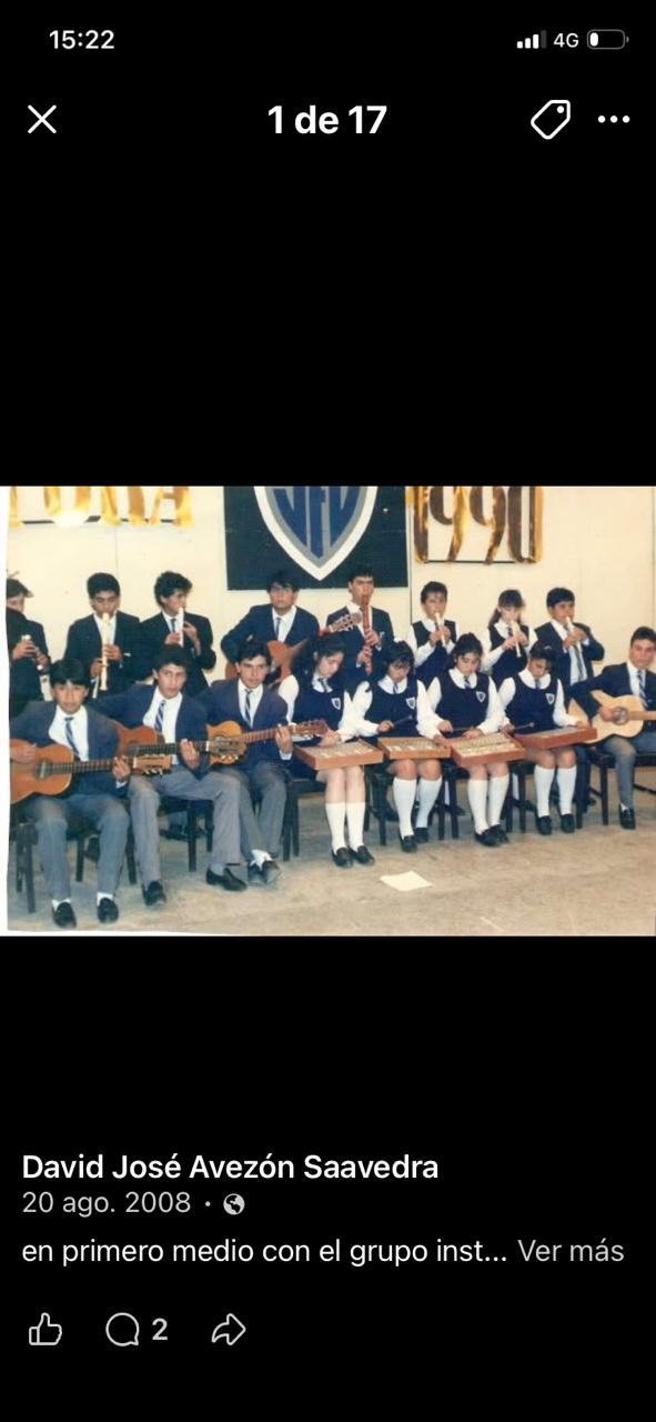 Estudiantes reunidos en un aula.