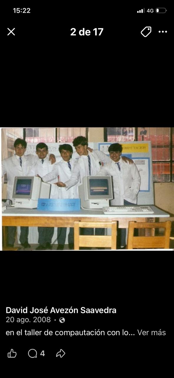 Estudiantes junto a una exposición escolar.
