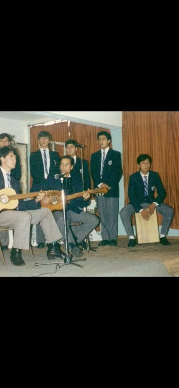 Conjunto de músicos durante una actuación.
